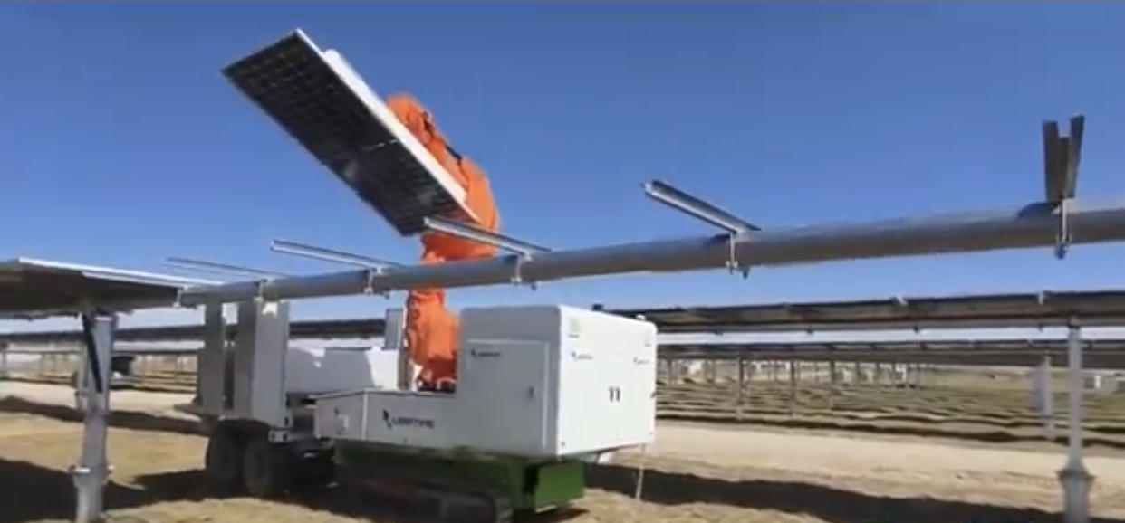 ربات های نصب پنل خورشیدی